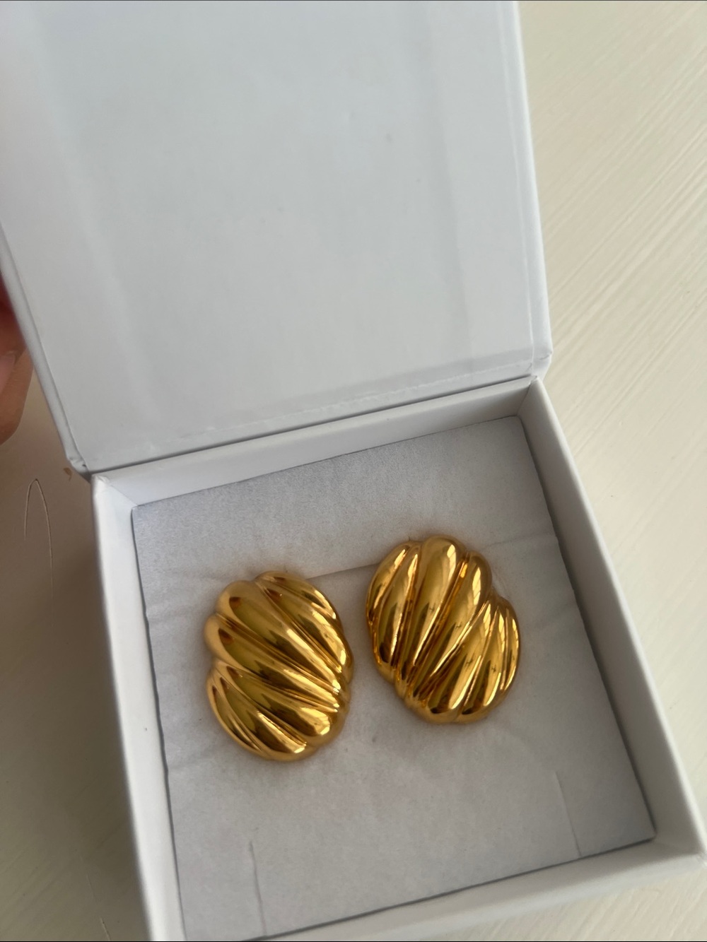 HEAVEN MAYHEM Hive Clip On Earrings in Gold
